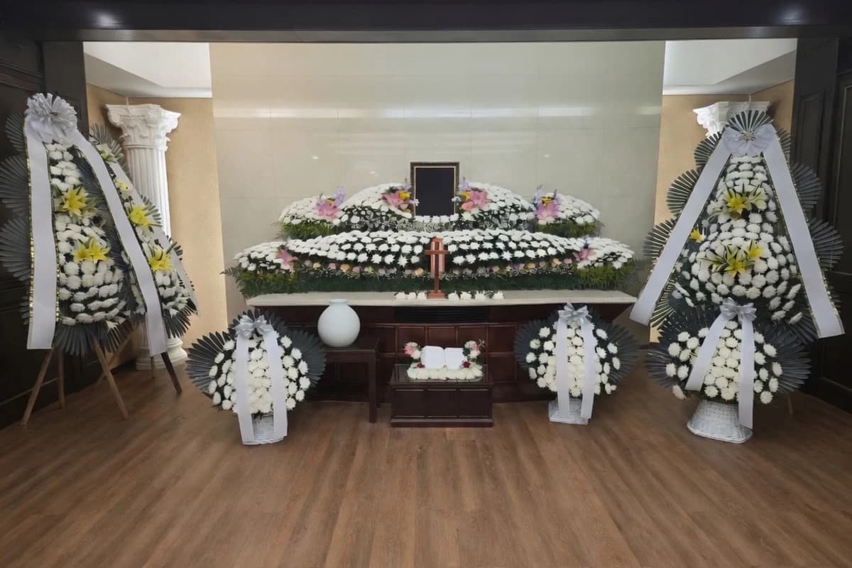 흰 국화로 차린 제단