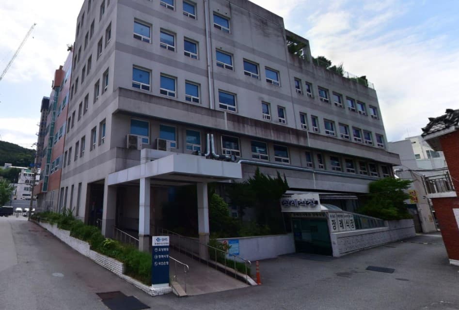 동래한서병원장례식장 건물 전경과 장례식장 진입로 동래한서병원장례식장 건물과 진입로 전경