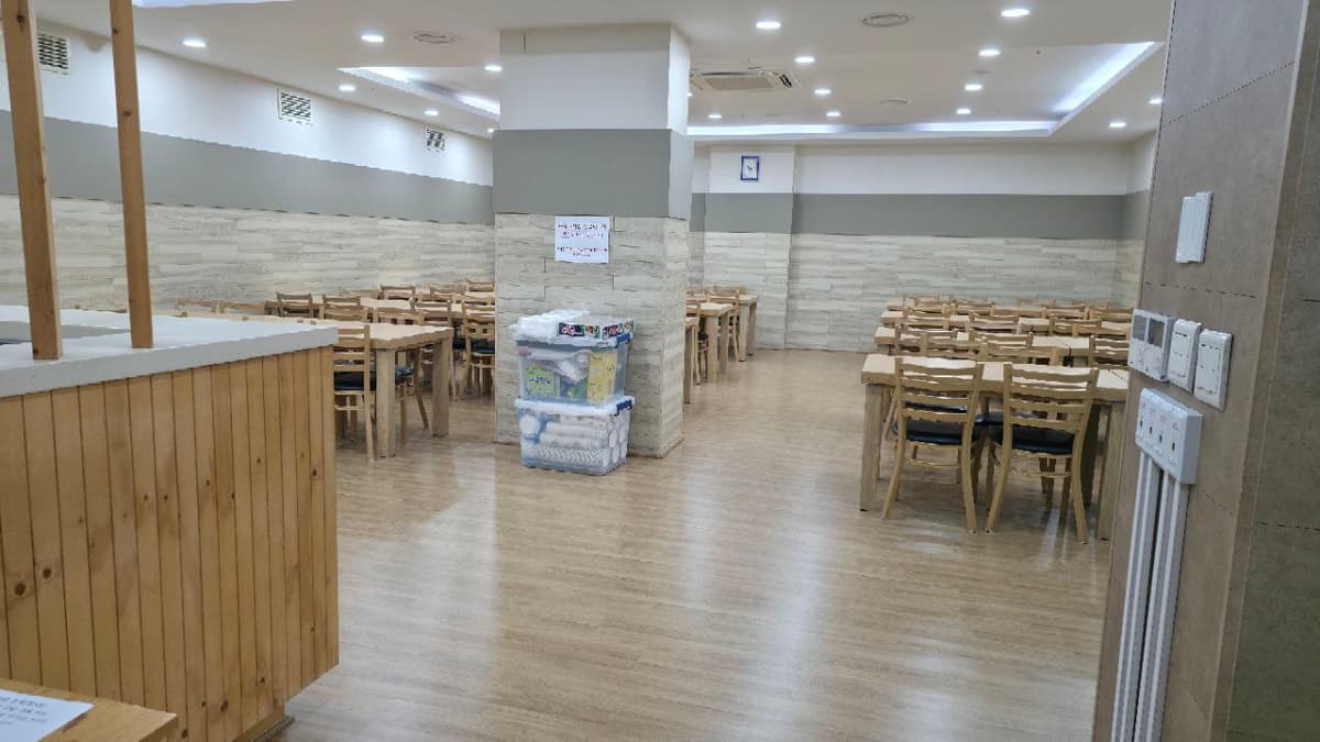 울산시티병원장례식장 식당 공간의 다양한 좌석 배치 여러 테이블과 의자가 배치된 식사 공간