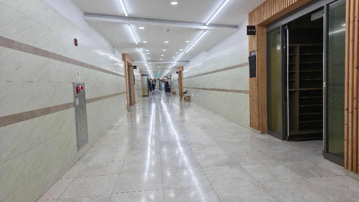 울산시티병원장례식장 복도와 각 빈소로 연결된 통로 밝고 긴 장례식장 내부 복도 모습