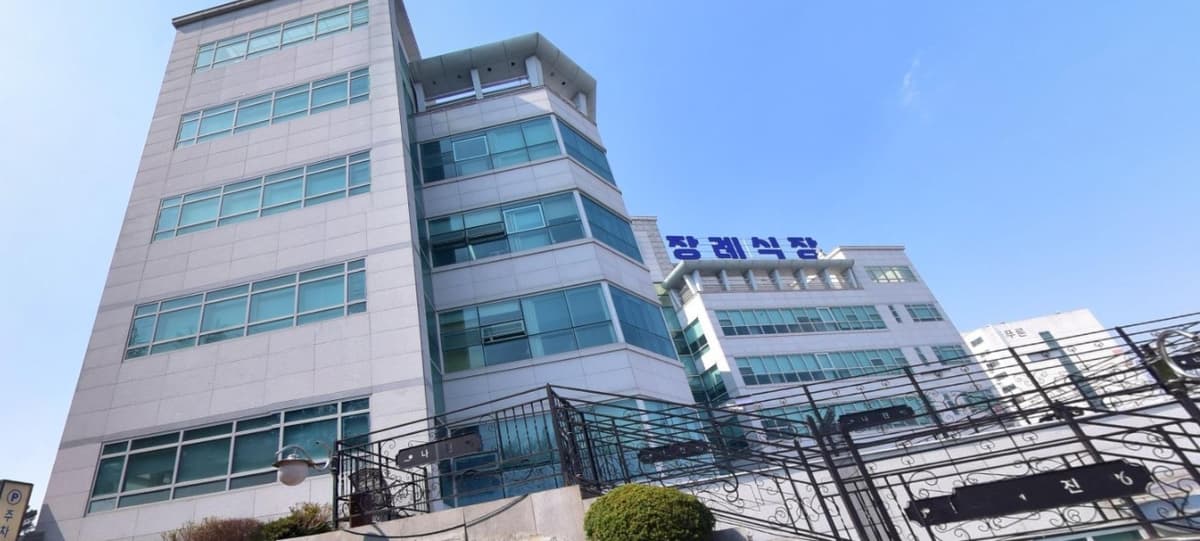 나진장례식장 외관의 현대적 모습 나진장례식장의 외관 사진