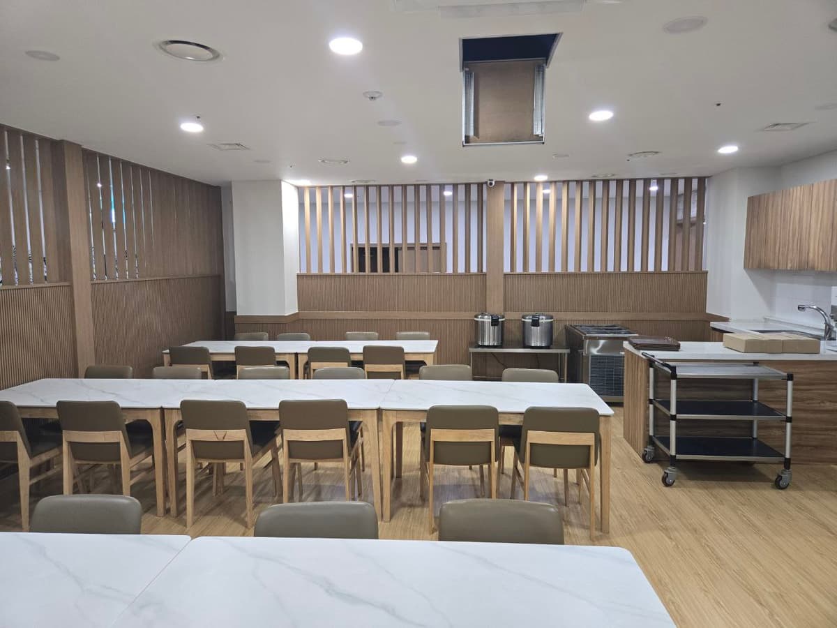 한일병원장례식장 식당 내부 한일병원장례식장 식당 테이블 및 좌석 배치