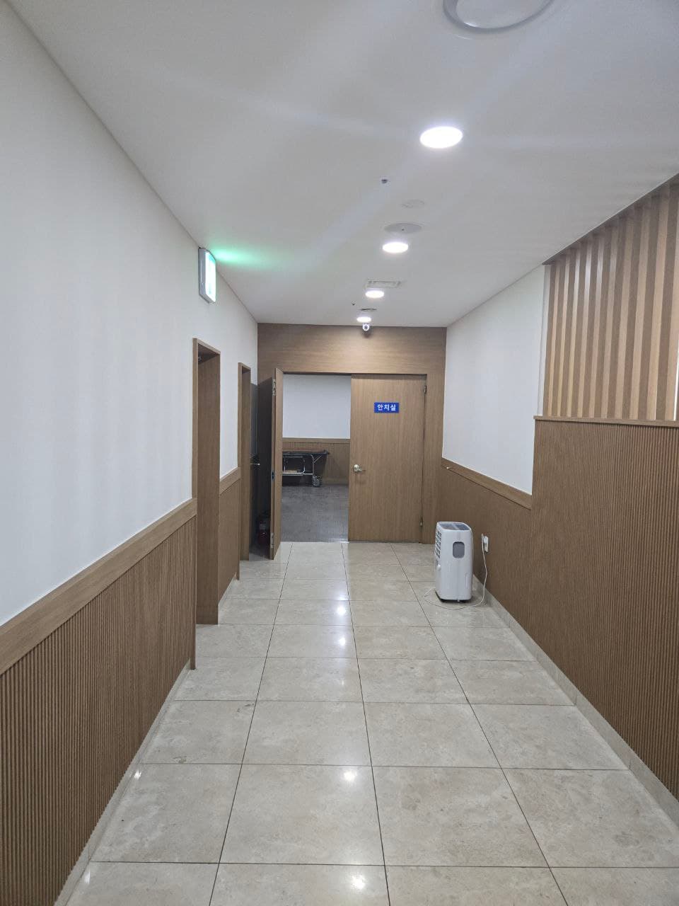 한일병원장례식장 내부 복도 및 안치실 입구 한일병원장례식장 복도와 안치실 입구 모습