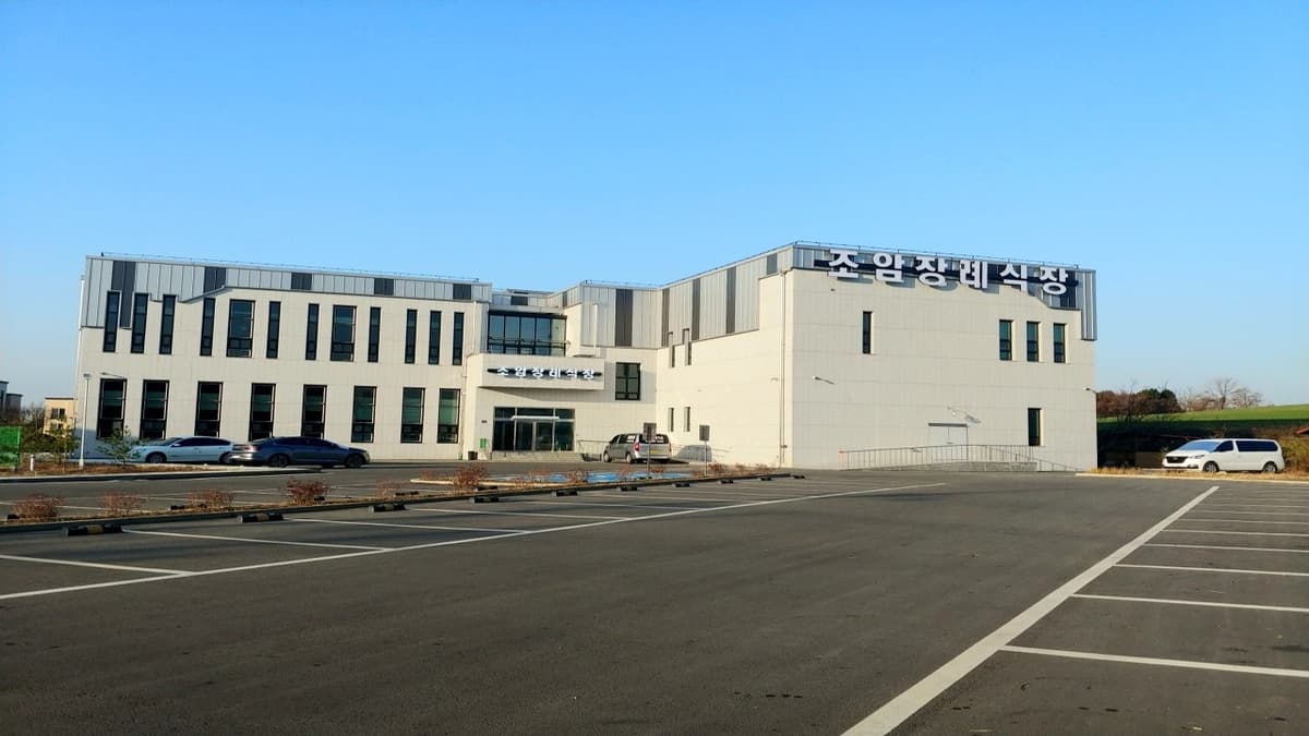 조암장례식장 전경과 주차장 조암장례식장 본관 외관