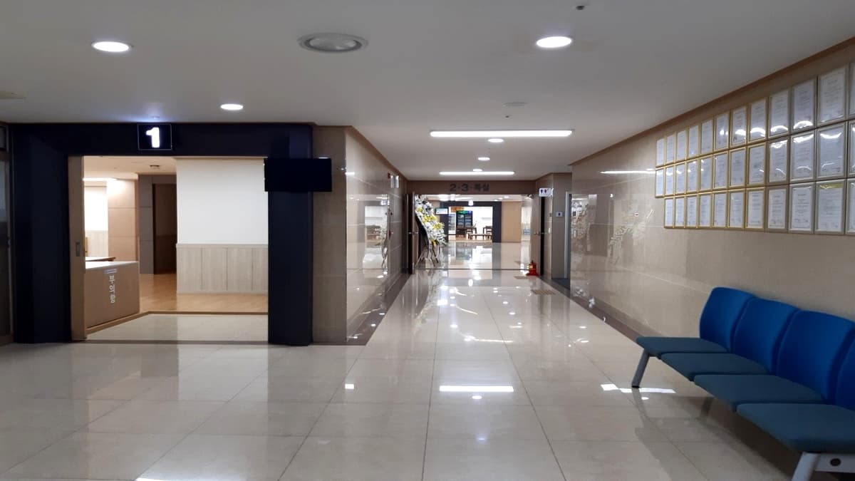 고요하고 청결한 장례식장 복도 원광종합병원장례식장 내부 복도