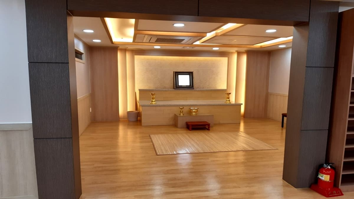 전통 제단이 설치된 고요한 빈소 원광종합병원장례식장 제단
