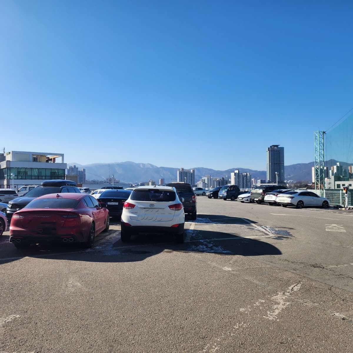 양평병원장례식장 옥상 주차장과 산 전망 양평병원장례식장 옥상 주차장 전경입니다.