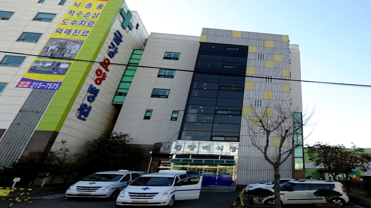 금강장례식장 외부 전경 금강장례식장 건물 외관과 병원 전경