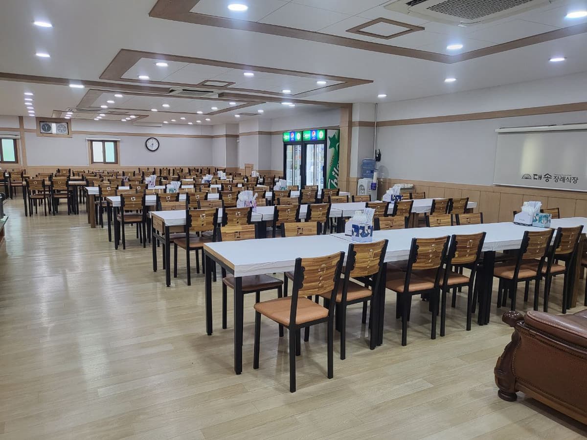 대송장례식장 식당 내부와 단체 테이블 배치 대송장례식장 식당의 넓은 테이블과 좌석