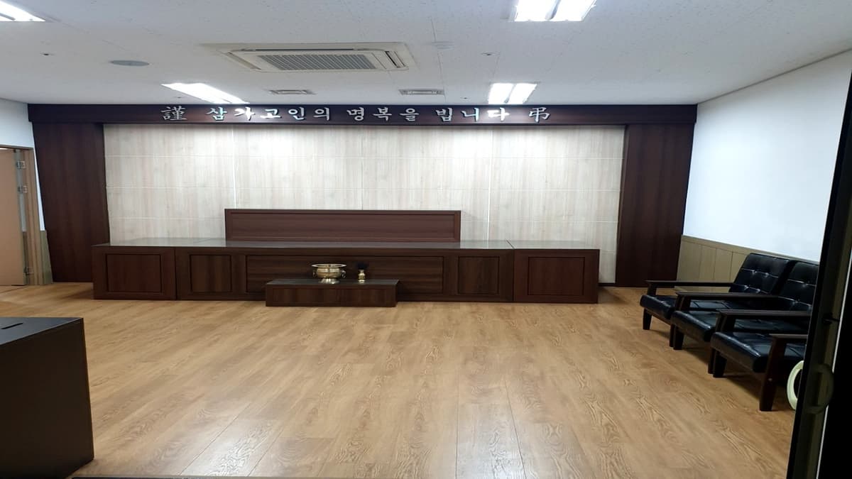 평택이편안장례문화원 제단 이미지 전통적 분위기의 제단