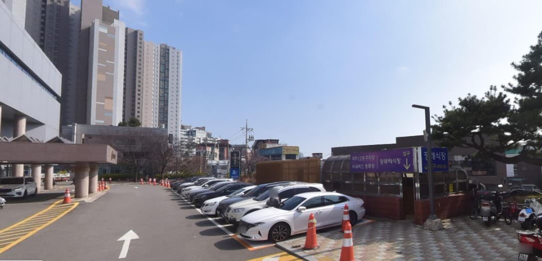 동아대학교병원장례식장 주차장과 진입로, 안내 표지 동아대학교병원장례식장 주차장과 진입로 전경