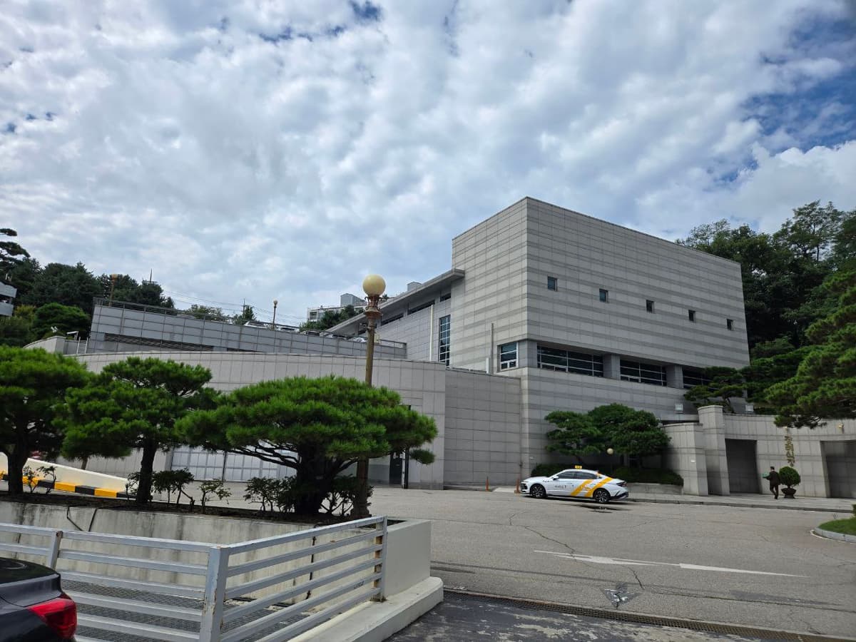 고대안암병원장례식장 외관과 진입로 전경 고대안암병원장례식장 외부와 주차장 진입 모습
