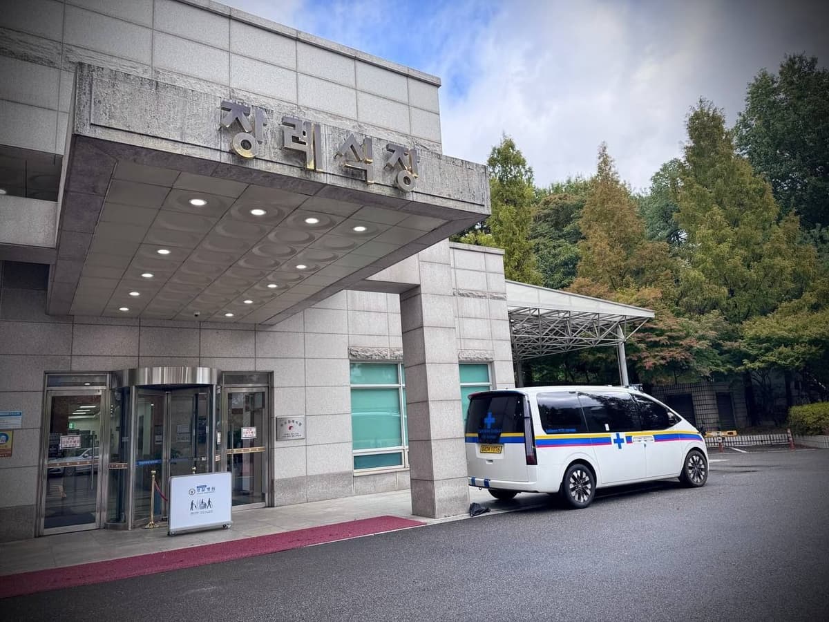 경찰병원장례식장 입구 및 차량 배치 입구와 차량이 함께 있는 장면