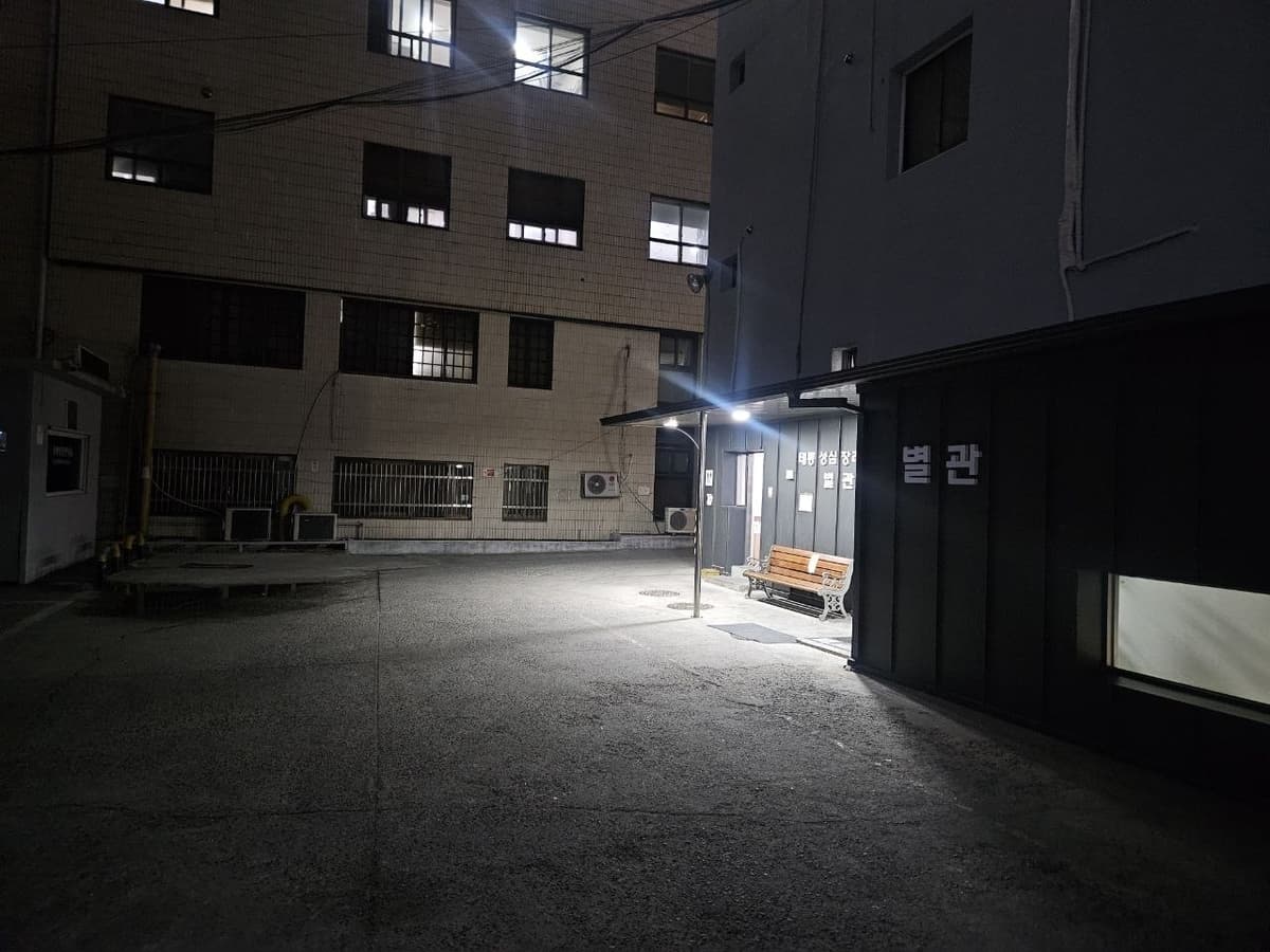 태릉성심장례식장 야간 별관 입구와 벤치 태릉성심장례식장 별관 입구의 야간 모습