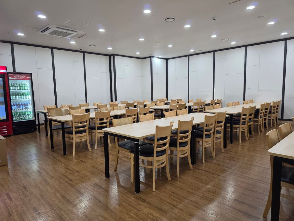 광주보훈병원장례식장 식당과 단체 식사 공간 전경 광주보훈병원장례식장 식당의 테이블과 좌석