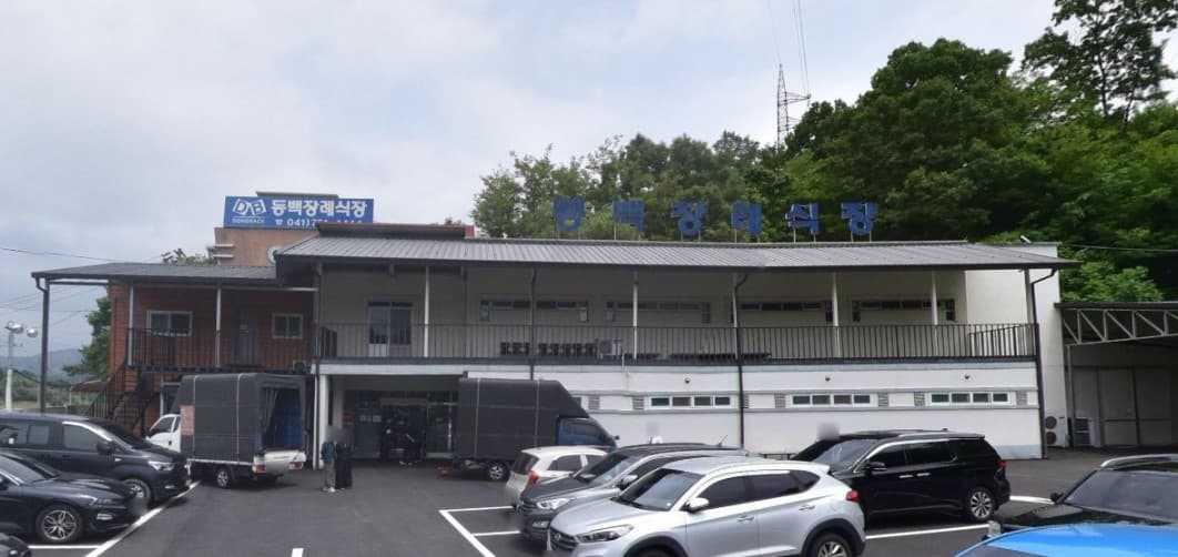 금산동백장례식장 넓은 주차 공간 금산동백장례식장 외관과 주차장 모습
