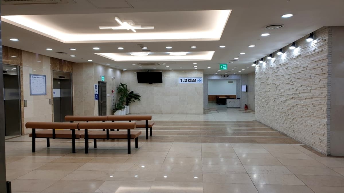 깔끔한 대리석 마감의 대기 공간 혜성병원 장례식장 로비 및 접수처