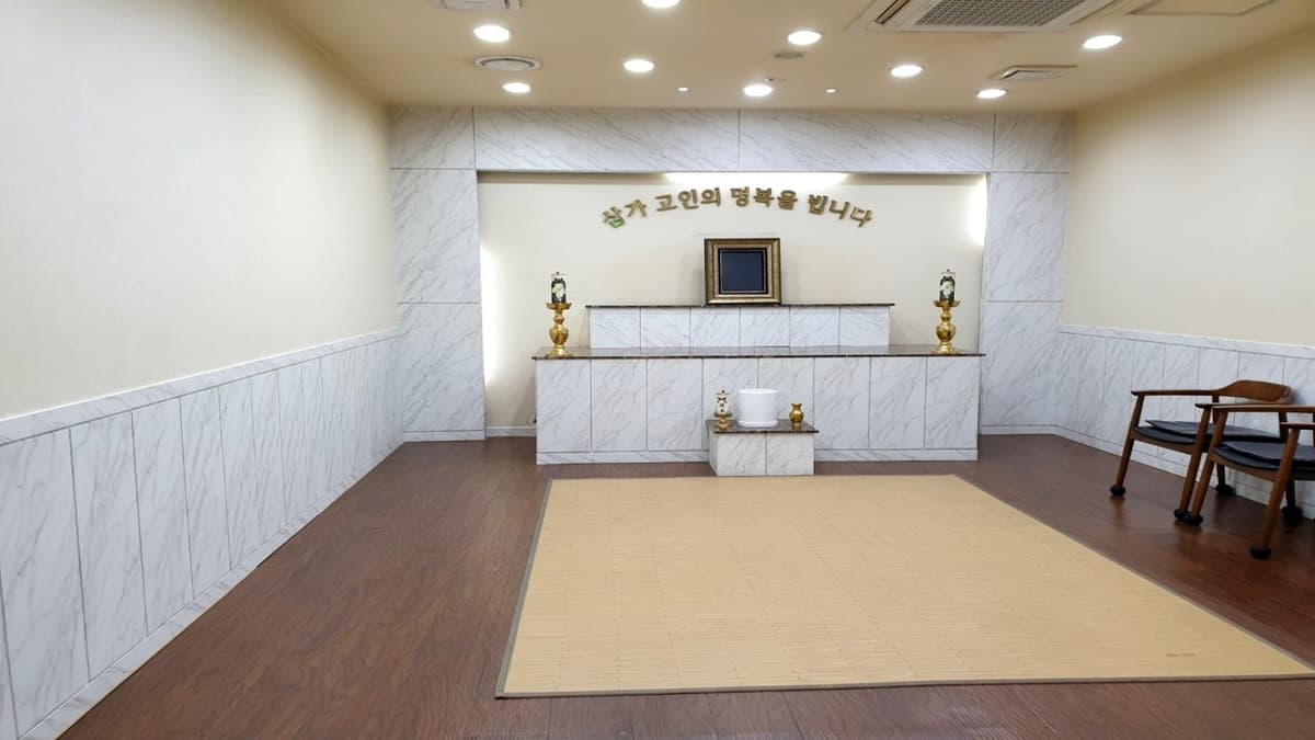 흰 대리석 벽면의 제단 공간 혜성병원 장례식장 분향실