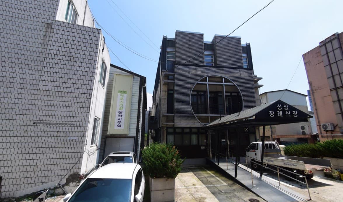 함양성심병원장례식장 출입구와 건물 외부 전경 함양성심병원장례식장 외부 건물 모습