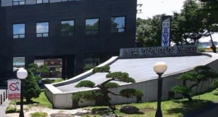 진주한빛장례식장 현대적 외관과 조경 진주한빛장례식장 외관 모습