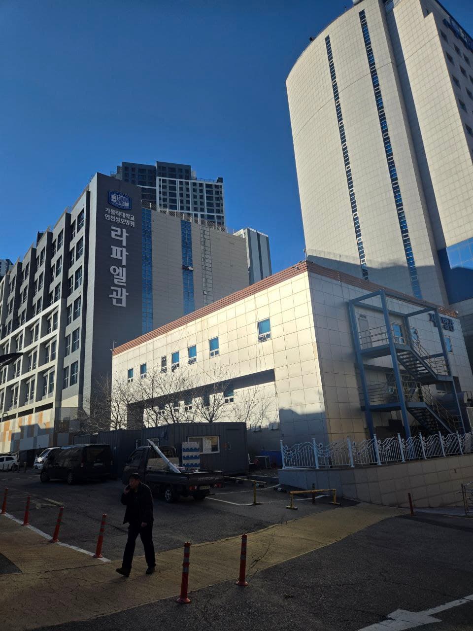 인천성모병원장례식장 외관과 라파엘관 주변 풍경 인천성모병원장례식장 외부 건물과 라파엘관 모습