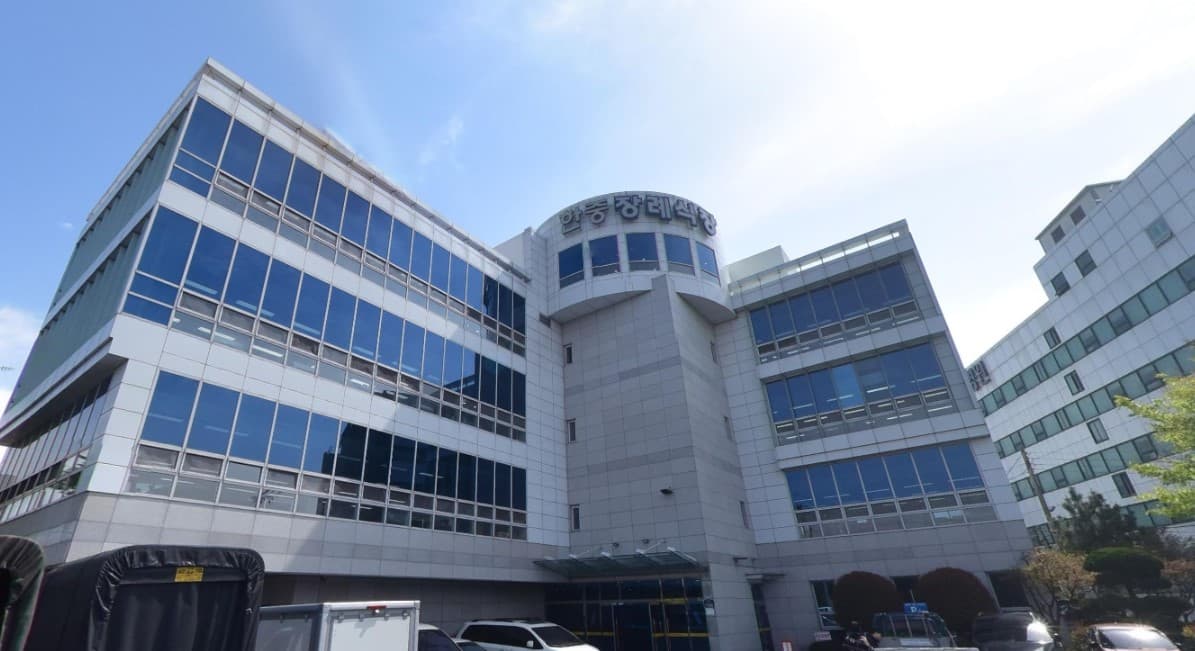 한중프라임장례식장 건물 외관과 출입구 안내 전경 한중프라임장례식장 건물 외부와 입구