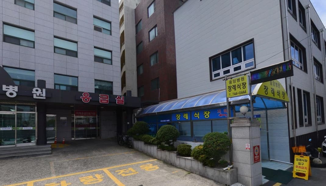 순천중앙병원장례식장 정면 모습 순천중앙병원장례식장 입구 전경.