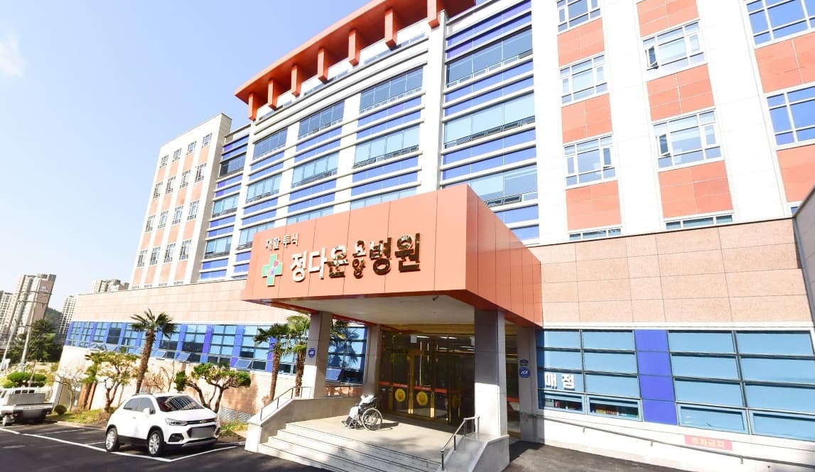 정다운 장례식장 현대적 외관 정다운 장례식장 입구 전경