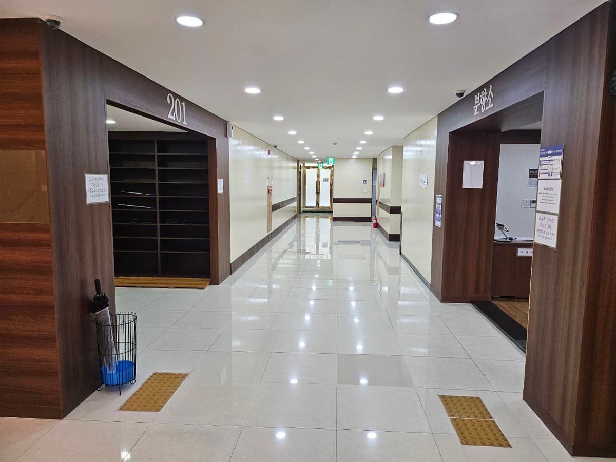 구호전장례식장 2층 빈소 복도와 분향소 입구 구호전장례식장 복도에서 빈소와 분향소 입구가 보인다