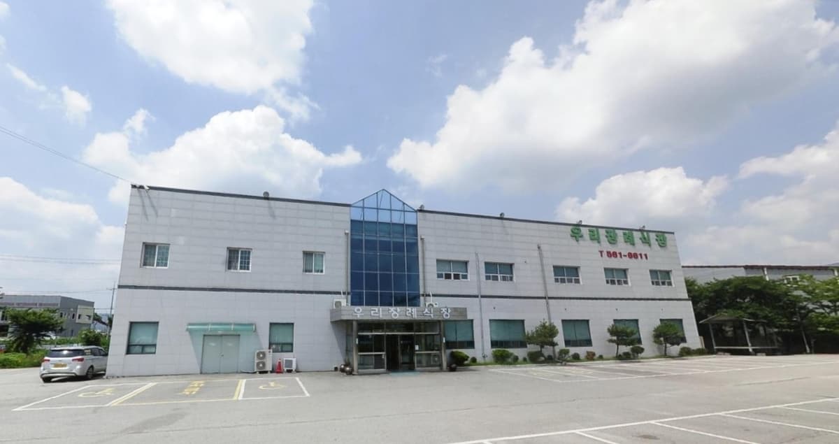 고창우리장례식장 외관과 넓은 주차 공간 고창우리장례식장 외관 모습