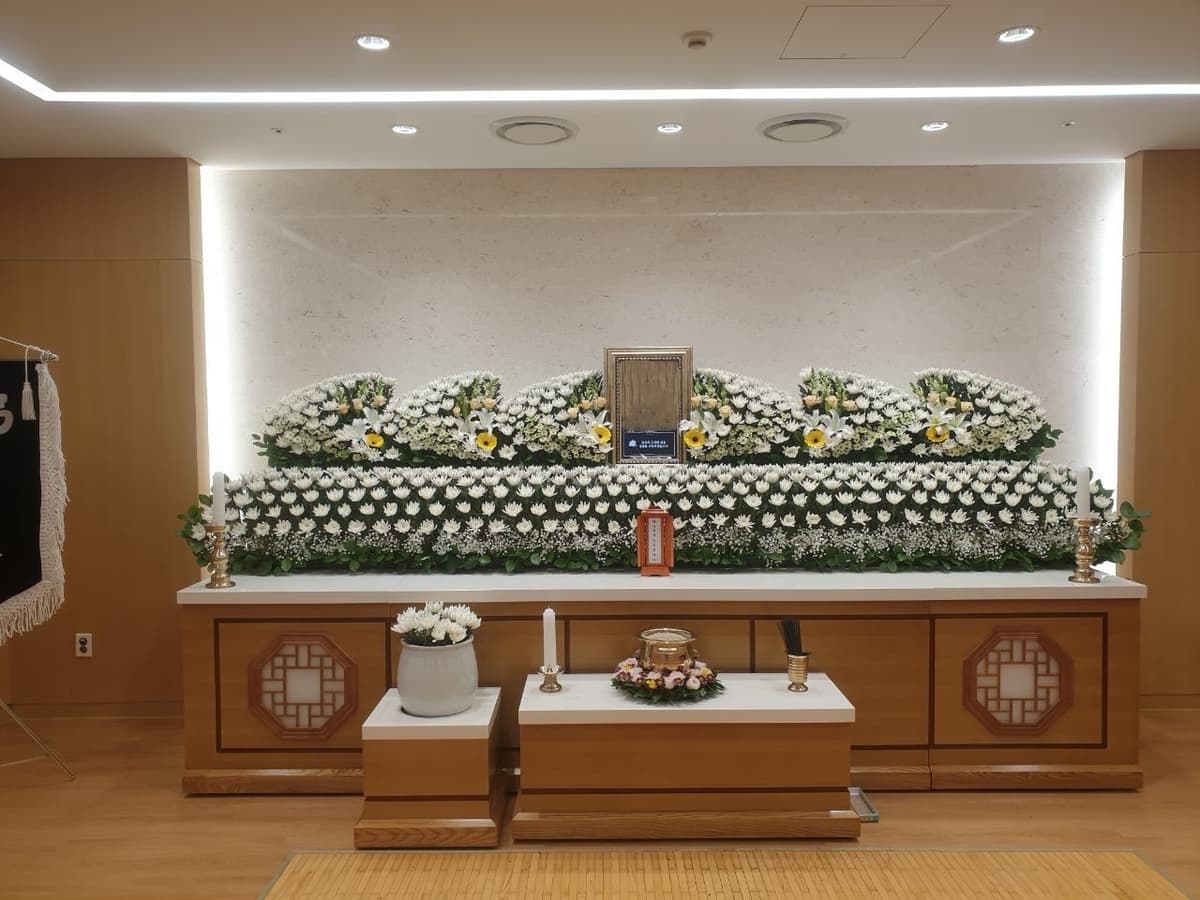 은평성모병원장례식장 꽃꽂이 꽃으로 장식된 조문 공간