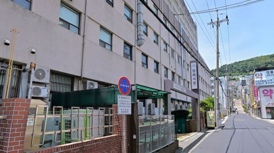 부산대학교병원장례식장 외부 진입로와 골목길 전경 부산대학교병원장례식장 진입로와 건물 외부