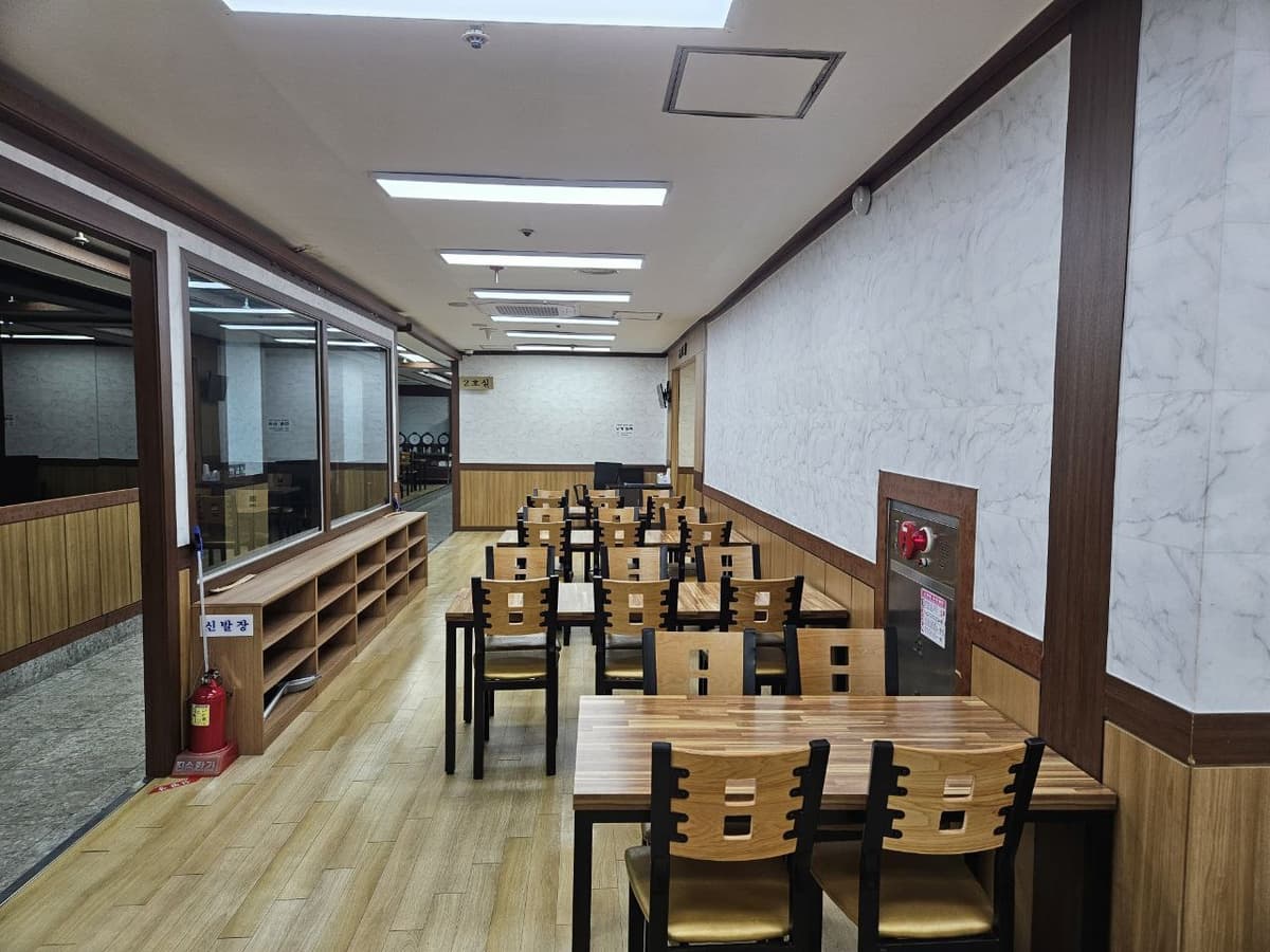 의정부백병원장례식장 조문객 대기실 대기실 내부 전경이 보입니다.