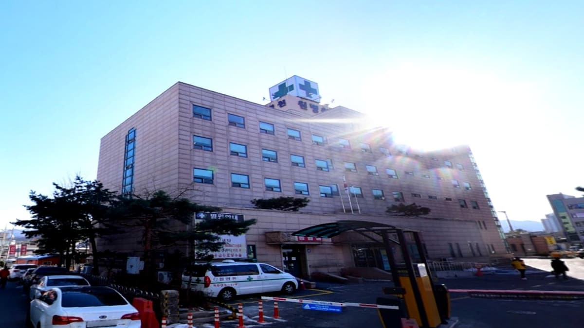 햇살 아래 세워진 병원 전경 원병원장례식장 외관