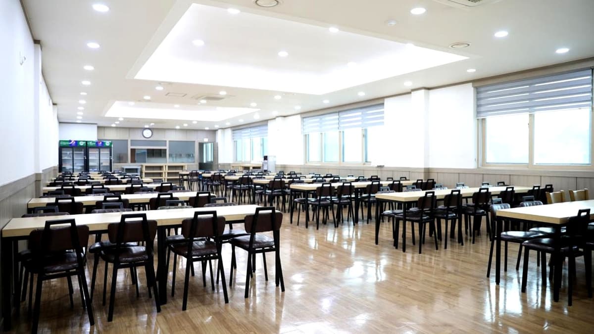 밝고 넓은 조리형 식사 공간 여주장례식장 식당 내부