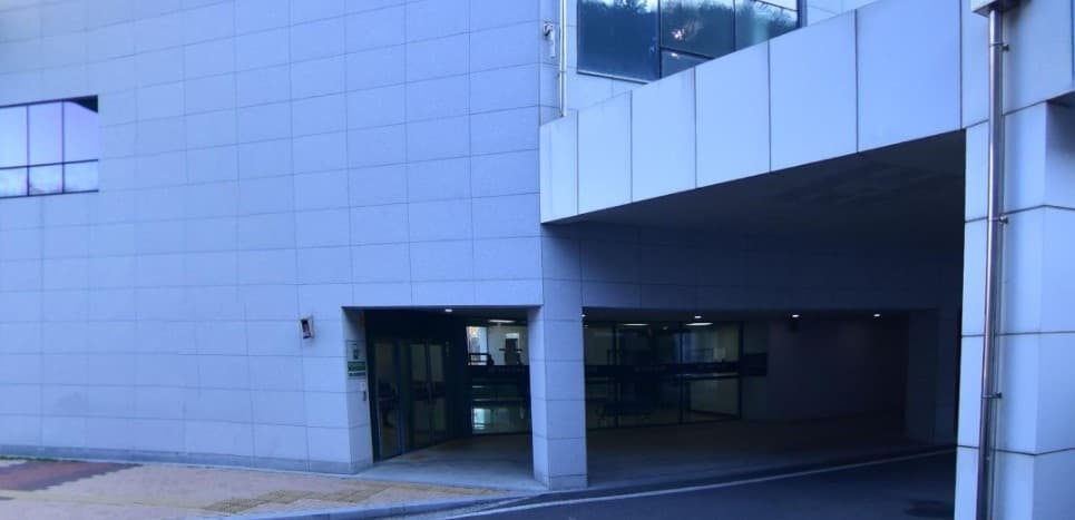 사천공설장례식장 입구와 주차 공간 사천공설장례식장 입구 모습