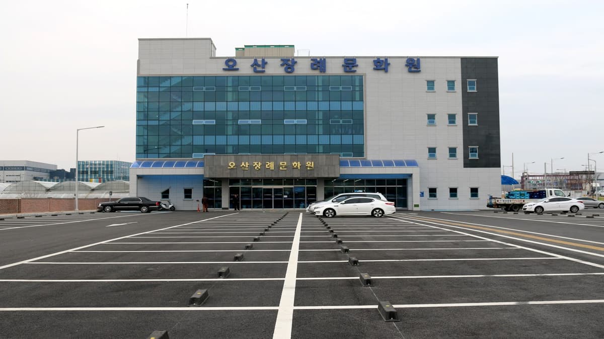 넓은 주차공간을 갖춘 오산장례문화원 전경 오산장례문화원 건물 외관과 주차장