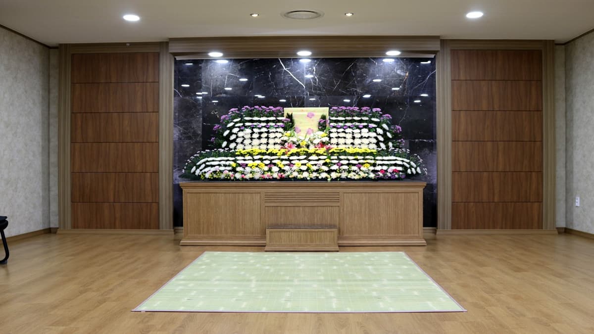 품격 있는 오산장례문화원 헌화식 제단 오산장례문화원 제단 및 빈소