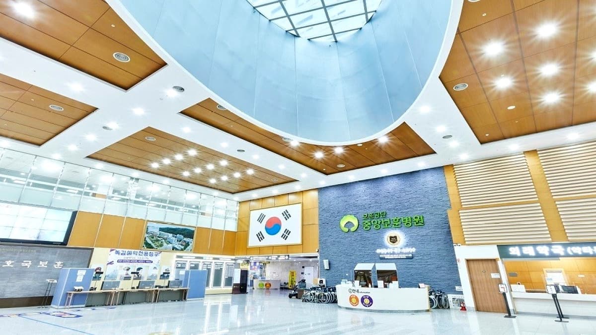 중앙보훈병원 로비 및 안내데스크 한국보훈복지의료공단 중앙보훈병원 1층 로비 전경