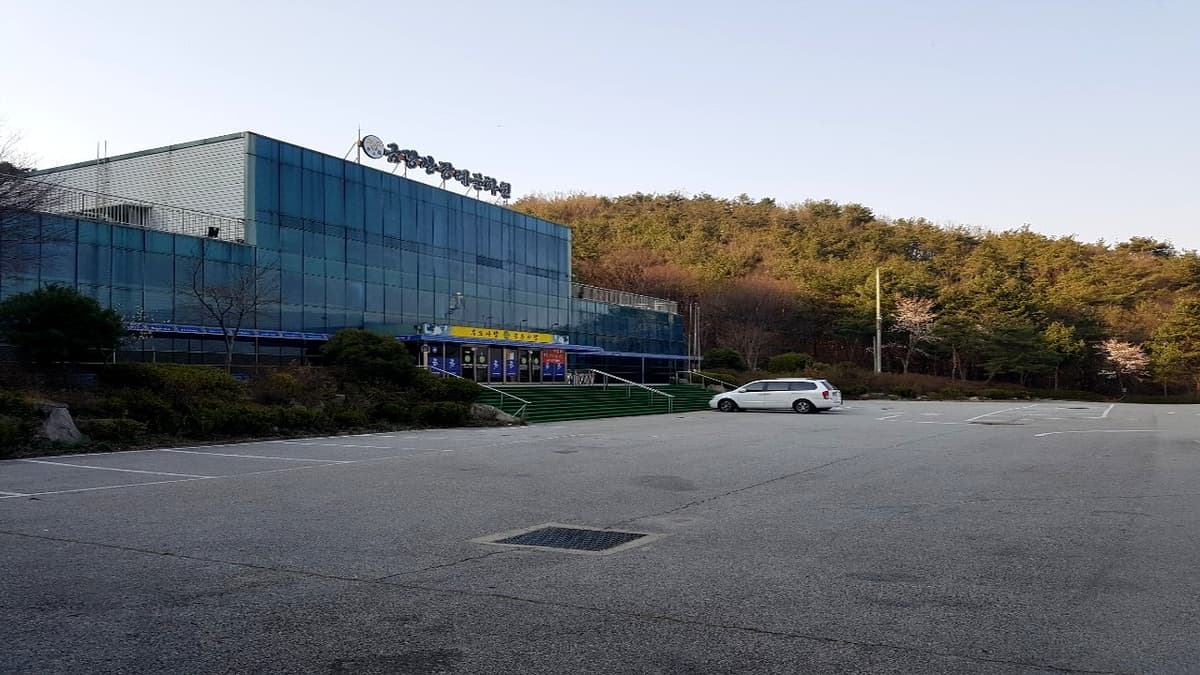 금강산장례문화원 입구 및 넓은 주차장 금강산장례문화원 외관 전경