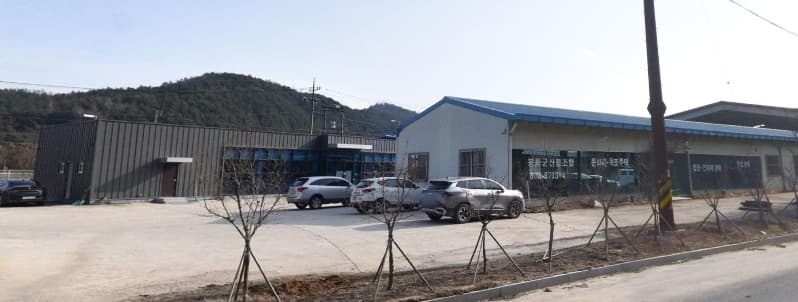 봉화군산림조합장례식장 넓은 주차 공간 봉화군산림조합장례식장 외관 사진.