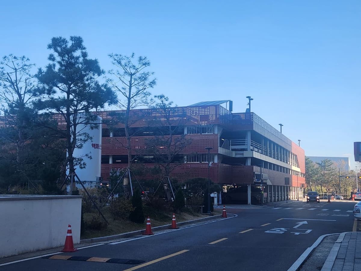 시화병원장례식장 도로변 붉은 외관 전경 도로에서 본 시화병원장례식장 외관 전경