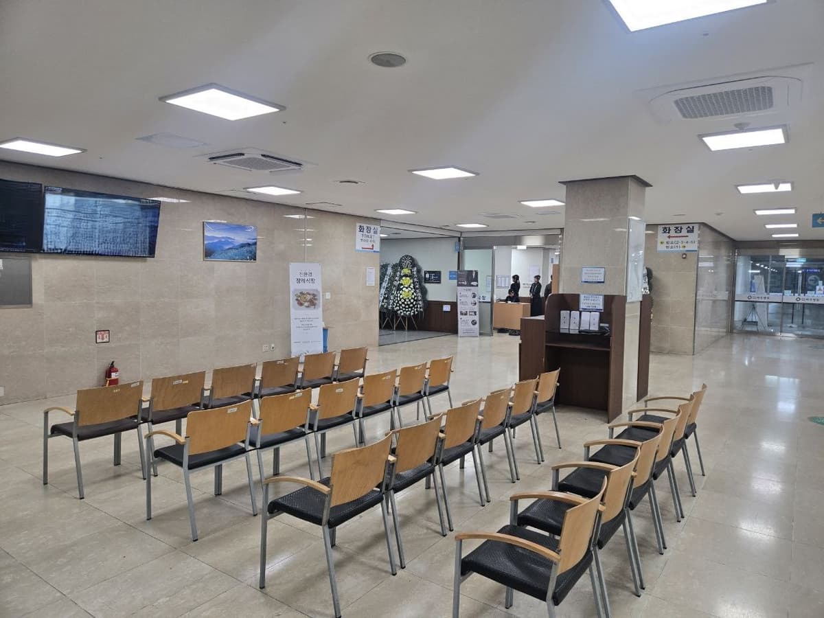 파주의료원장례식장 1층 대기실과 안내데스크 공간 장례식장 1층 대기 좌석과 안내데스크 모습