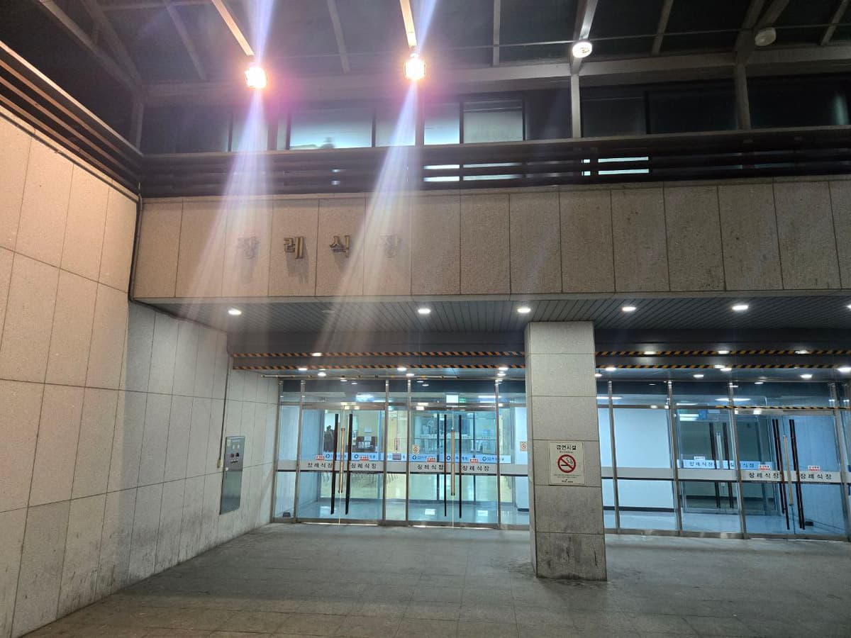 파주의료원장례식장 주출입구 야간 전경 모습 파주의료원장례식장 외부 출입구와 간판, 조명이 보임