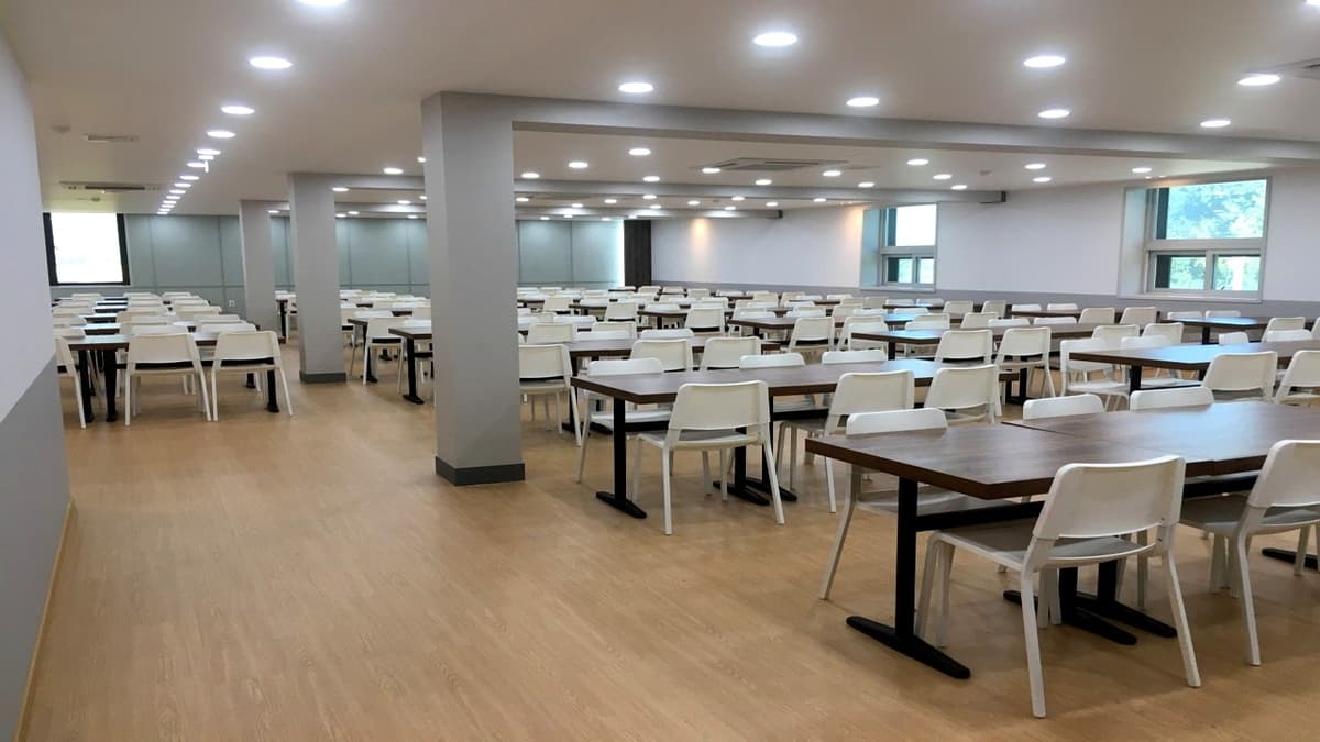 휴앤유병원장례식장의 깔끔하고 정갈한 추모실 효자원장례식장 식당 내부 전경