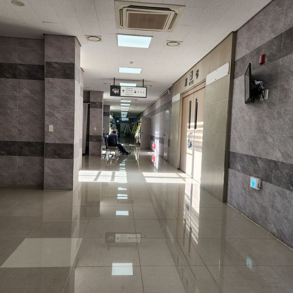 군산의료원장례식장 오행원 빈소 복도와 대기 좌석 오행원 복도와 빈소, 대기 좌석이 보인다