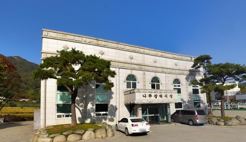 나주장례식장 외관이 보이는 장면 나주장례식장 외관과 주차 공간