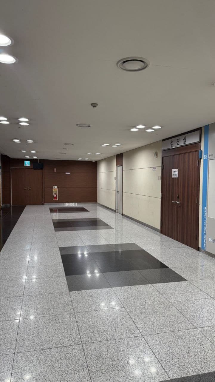 천안의료원장례식장 내부 복도와 주요 시설 안내 천안의료원장례식장 복도와 시설 안내 표지
