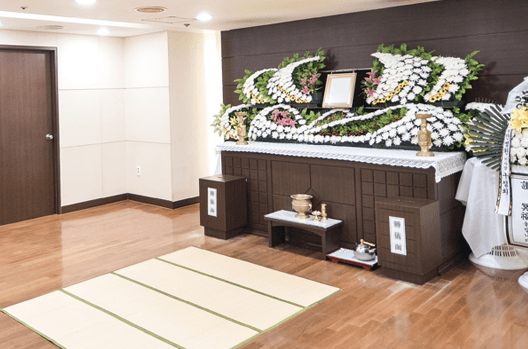 좋은삼선병원장례식장 빈소 내부 전경과 제단 모습 좋은삼선병원장례식장 빈소의 제단과 바닥 돗자리