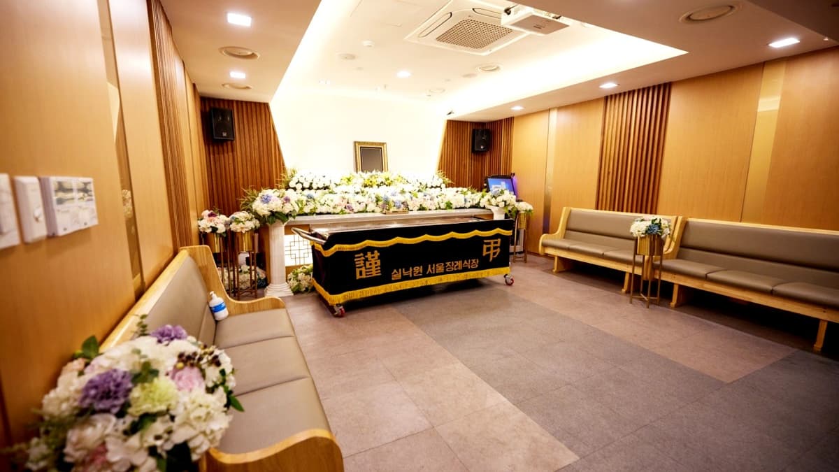 쉴낙원 서울장례식장 빈소 내부 전경 쉴낙원 서울장례식장 고인 헌화 공간과 조문실 내부